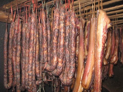 Thịt lợn gác bếp - đặc sản Sapa