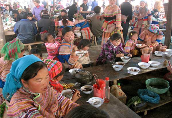 Người dân ăn sáng