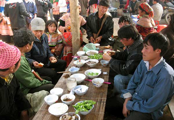 Uống rượu ở chợ